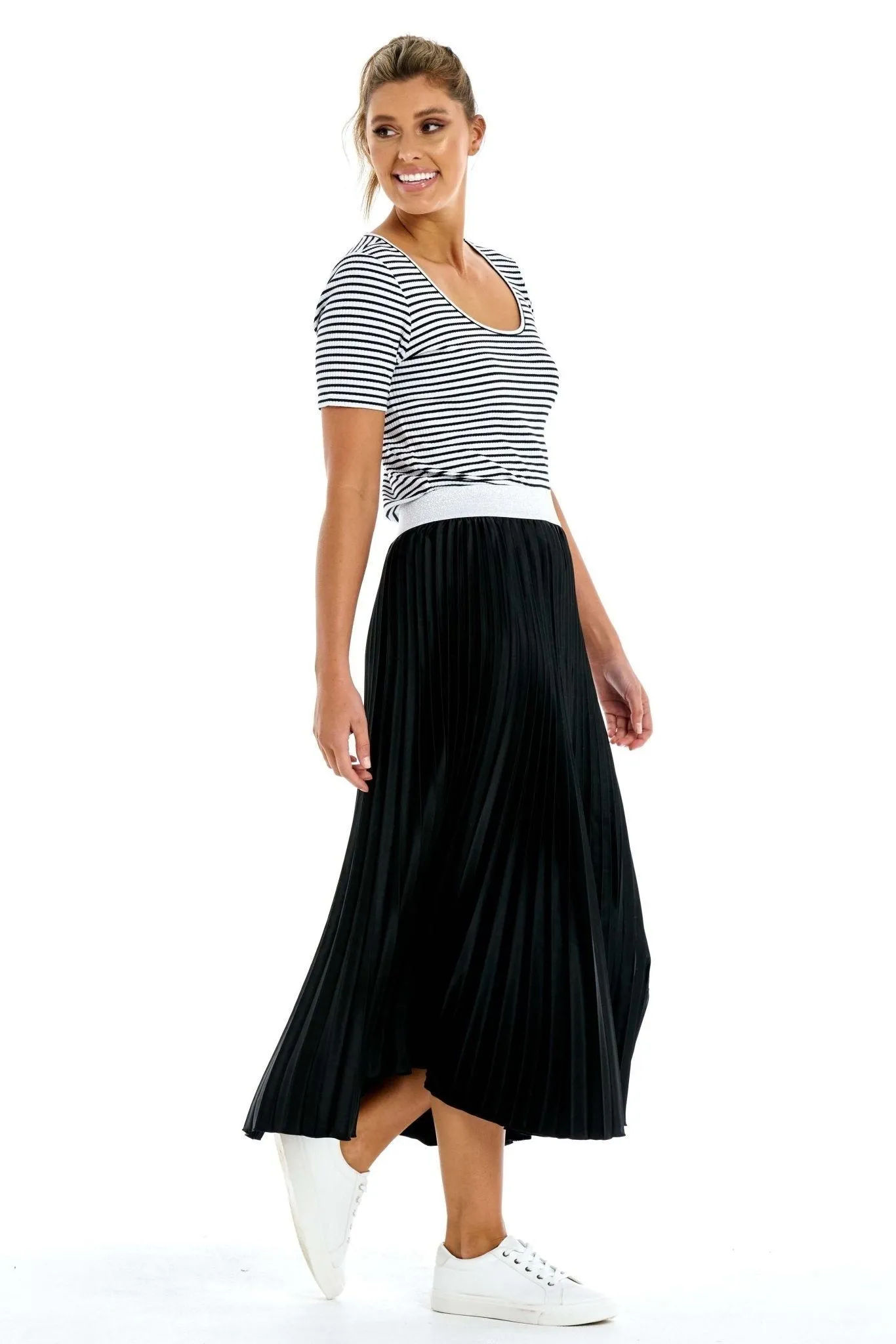 Betty Basics Briar Pleated Midi Skirt in Black