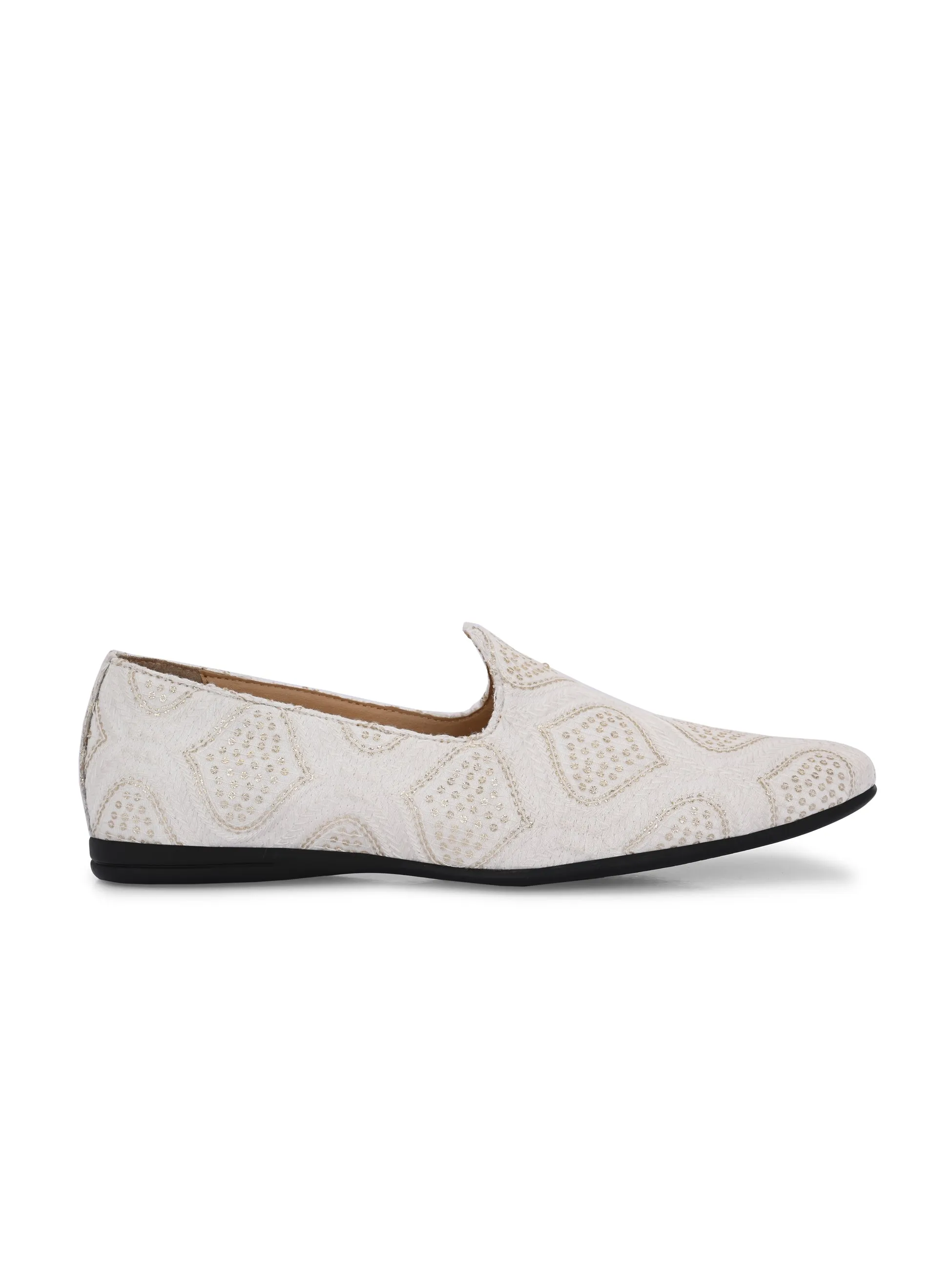 Certainly! Heres an optimized title for the product: 

Stylish Dasha Beige Slip-On Shoes - Comfortable & Versatile Footwear for Everyday Wear

This title includes descriptive modifiers such as Stylish, Comfortable, and Versatile to enhance its appeal to potential customers.