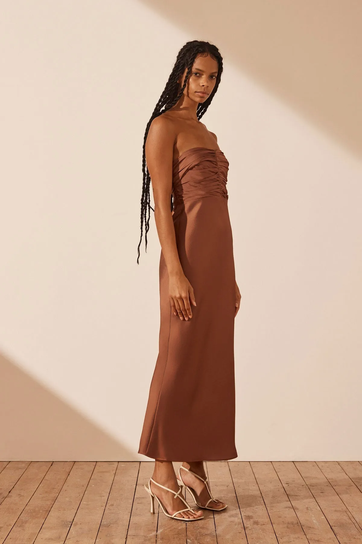 LUXE STRAPLESS RUCHED BODICE MIDI DRESS - MOCHA