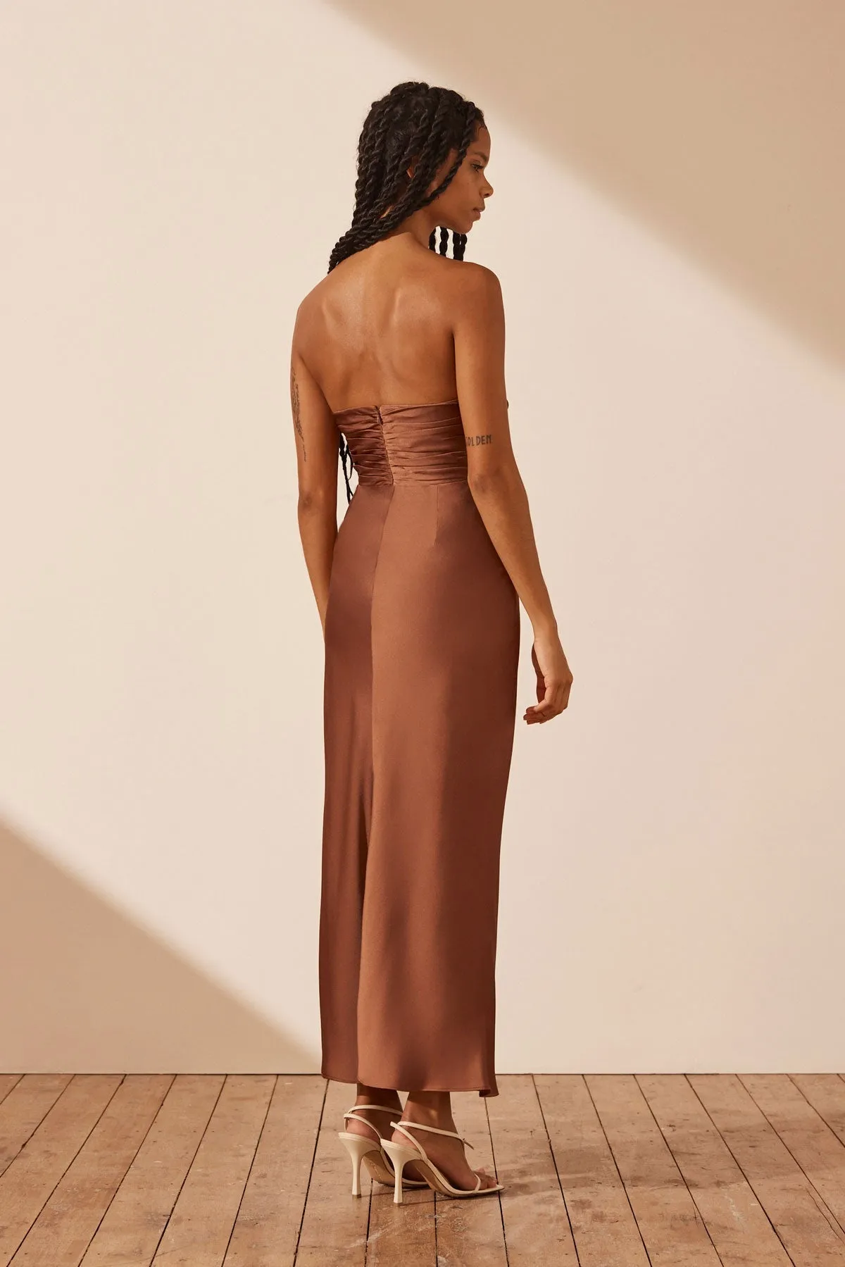 LUXE STRAPLESS RUCHED BODICE MIDI DRESS - MOCHA